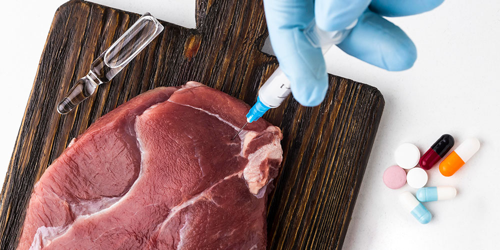 Persona inyectando medicamentos en la carne para cometer fraude alimentario