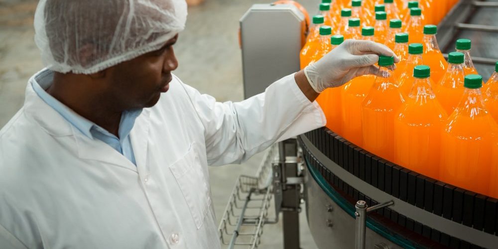 trabajador revisando calidad en industria alimentaria